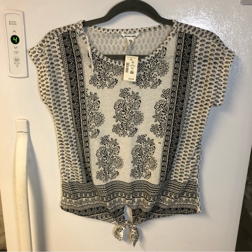 NWT Bethany Mota Woman’s Top XS White Black Linen Floral Knot IKAT